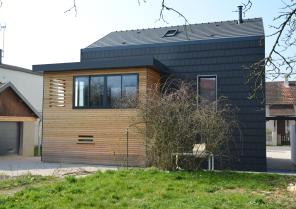 Vue côté jardin : véranda rénovée. 