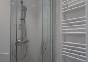 Petite salle d'eau optimisée