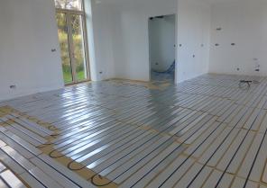 Plancher chauffant sur isolation laine de bois dans séjour avant la pose d'un so