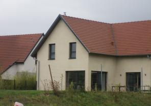 maison en paille traditionnelle dans lotissement, site classé