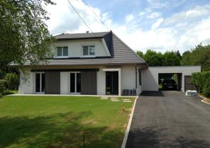 Côté rue, la maison existante au 1er plan et l'amorce de l'extension derrière