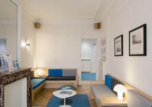 Salle d'attente avec une grande banquette sur mesure.
