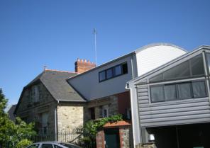 Recomposer les volumes et couleurs. Clin d'oeil au loft voisin bardé gris clair.