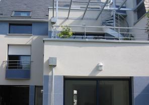 Un jeu de terrasses au sud avec pergola en galva pour profiter de l'espace sur j