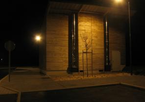  Le bloc chaufferie et ses aérations est habillé d'un bardage à claire-voie en c