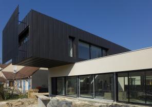 Maison contemporaine - porte-à-faux et contraintes structurelles