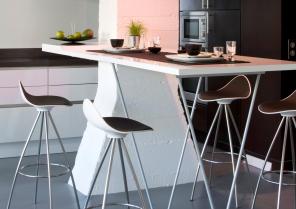 Table haute laquée blanche repliable. Alain Potignon photographe.