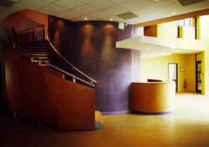 ESCALIER A PETALES DE BOIS ET BANQUE D'ACCUEIL