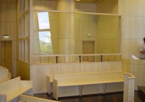 Salle d'audience box accusé