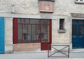 Vitrine rénovée : pose d'un double vitrage par l'intérieur sur la serrurerie exi