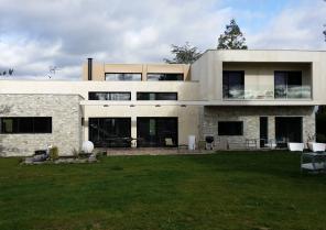 Construction d'une maison individuelle aux lignes contemporaines. 