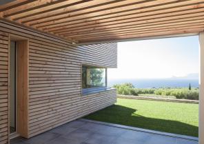 Vue du salon à travers la suite parentale