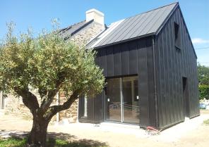 extension_zinc_noir_sur_maison_pierre_locoal_mendon_2.jpg