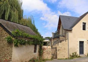 Façade sur rue après travaux création escalier extérieur, encastrement pierre de
