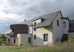 Façade principale et sur rue. 