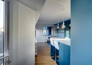 Vue sur pièce à vivre depuis l'entrée