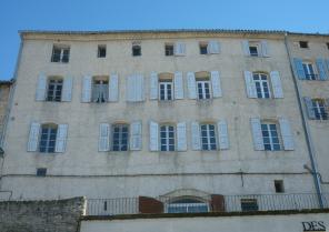 Façade de l'immeuble R+4 en limite de l'ancienne citadelle de la ville