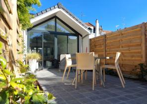 Vue depuis le jardin sur le volume atelier