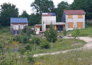 Maison bois mitoyenne, toit plat et 2 pans avec panneaux PV et solaires thermiqu