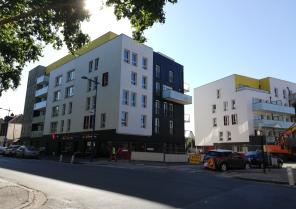 vue sur la placette en pied d'immeuble offrant un lieu de vie au quartier "Raspa