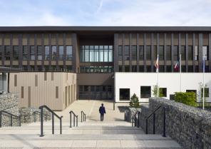 l'entrée principale (gauche : salle polyvalente, droite : salle d'études)