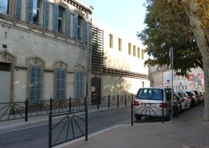 Vue façade sur rue. A gauche, le bâtiment existant