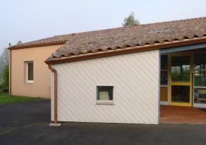 Vu du préau couvert-ouvert vers la cour de récréation. 