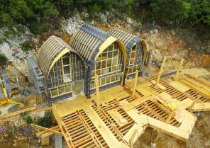 Les 7 pavillons de la grotte de la Salamandre ont été construits en 4 mois.