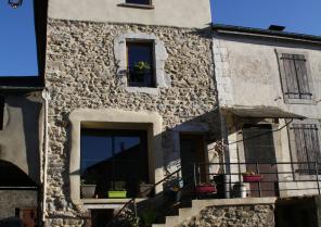 Façade après travaux réalisée avec une finition talochée fin et pierres apparent