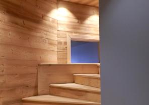 Escalier bois  à l'entrée sur fond bleu