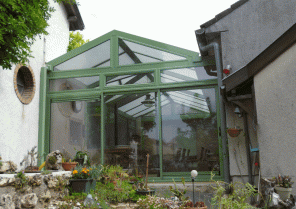 IMBRIQUEE DANS LE BATI