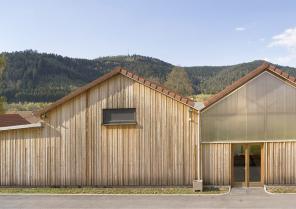 Vue de l'extérieur : plexiglas et bois