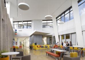 L'ancien patio transformé en cafeteria