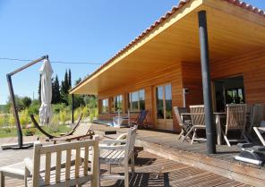 Façade sud avec terrasse protégé par une généreuse avancée de toiture
