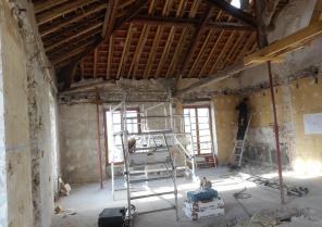 Tout est vidé. Refend, souche, planchers divers et doublages, plafonds