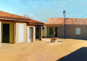 Les logements sont organisés autour de l'ancienne cour de ferme; Derriére le por