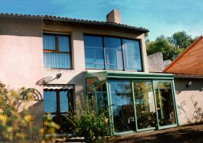 Plein Sud, adossé Nord, Une véranda sur deux niveaux