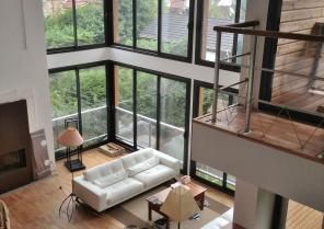 Le séjour agrandi, lumineux, ensoleillé