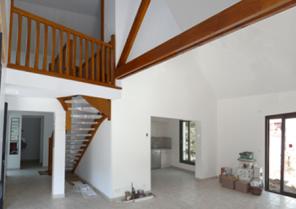 Séjour, la cuisine au fond, à droite