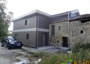 Façade Nord-Est l'articulation entre le neuf et l'ancien. L'entrée.