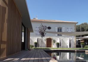 Une composition d’ensemble, unifiée par des volets bois en persiennes qui apport