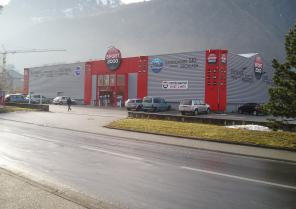 surface de vente 1000 m2 à saint jean de maurienne