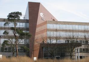 VUE DEPUIS LE CENTRE DE LA PLACE