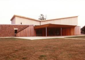 L'accueil ouvrant sur un large espace vert menant au centre bourg