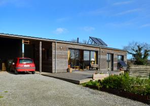 Vue de la maison depuis l'accès en haut du terrain. 