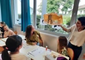Rencontre entre une architecte et une classe à l’école Lucie Aubrac à Mondeville, 2024. 