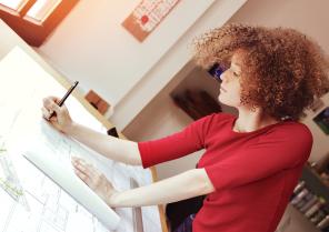Jeune architecte travaillant sur des plans