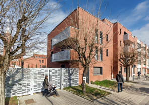 Immeuble de 7 logements - Murs en maçonnerie - Isolation par l'extérieur - Plancher béton - Habillage façade en briques de parement rouge - Menuiseries Alu