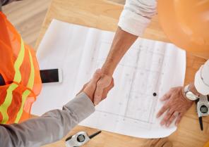 Poignée de main entre un élu et un architecte.