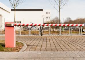 Entrée d'un parc de stationnement